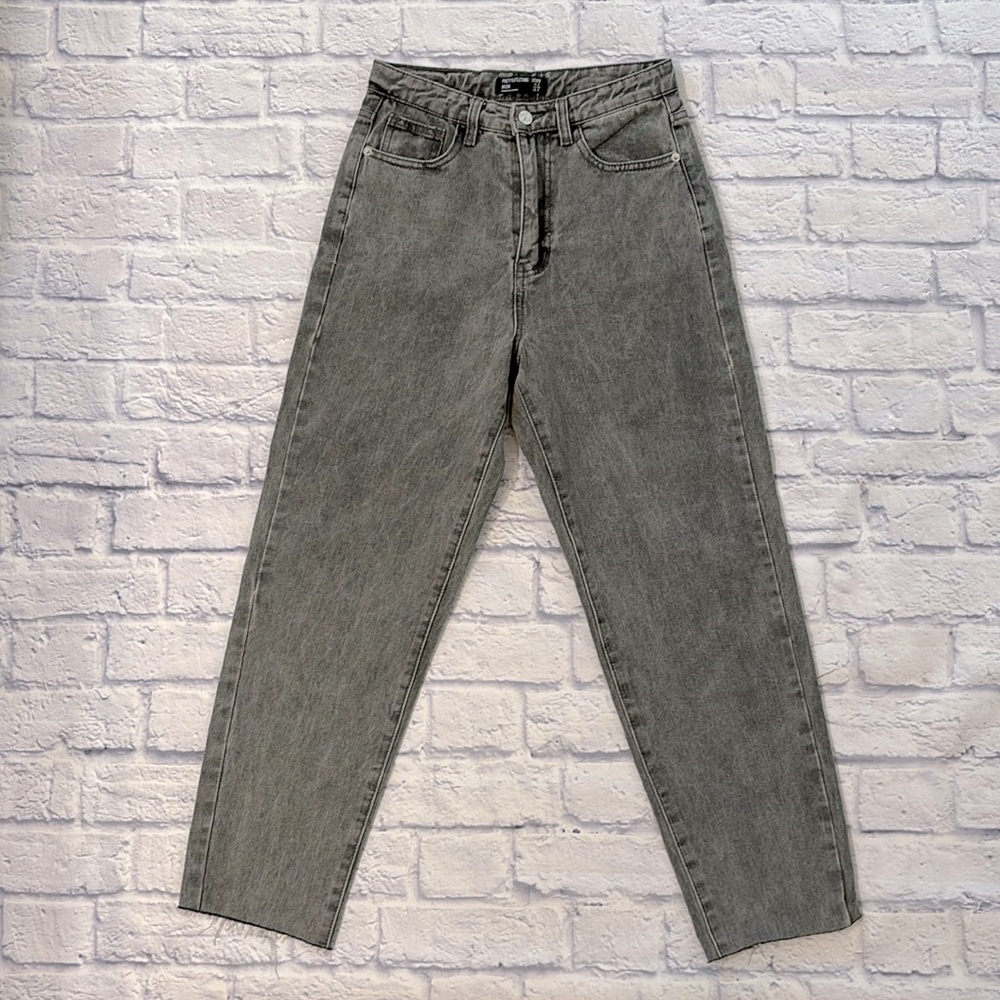 Pretty Little Thing High Waisted Mom Jeans Gray Denim Raw Cut Off Hem Size 4 NWT